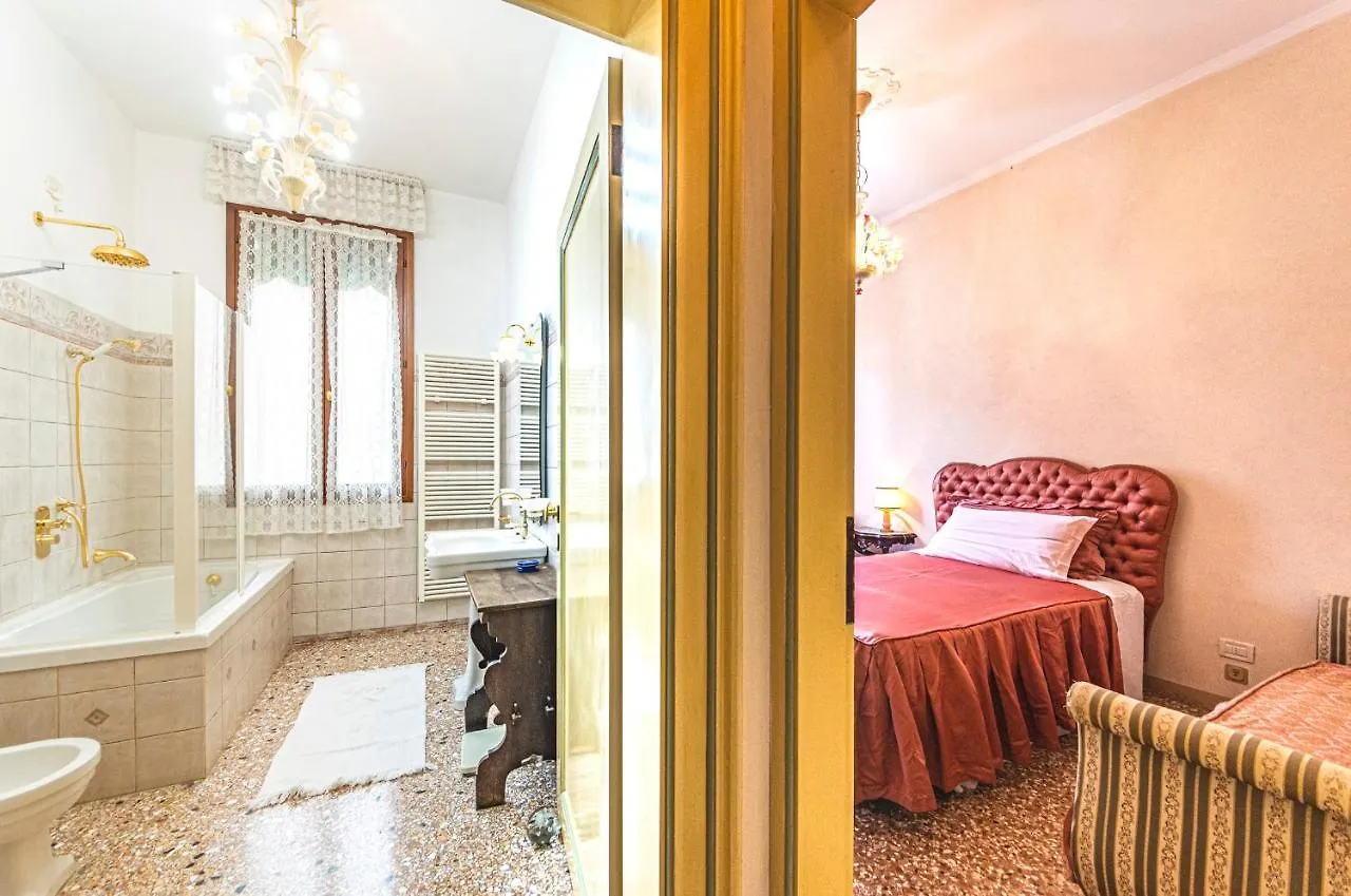 Appartamento CASA VESCOVO, free Wi-Fi near San Marco Square Venezia 0*,  Italia